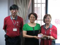 Dr Regina Ko (right) and Prof Kenneth Young (left) presenting a souvenir to Prof Wang Jianmin